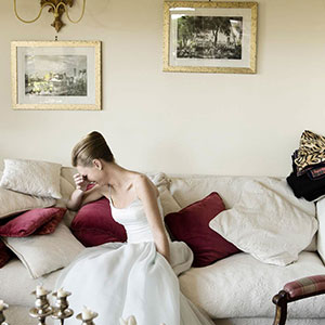 fotografia di sposa sorpresa a ridere sul divano