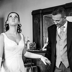 reportage fotografico di matrimoni: la sposa appena truccata cerca di non piangere alla vista del padre che l’ accompagnerà all’ altare: castello della Castelluccia a Roma