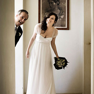 foto rubate per il matrimonio: immagine di padre e figlia al palazzo Monaldeschi a Lubriano (VT)