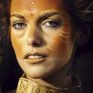 ritratto fotografico editoriale femminile con make up vistoso e vestito in materiale riciclato (foto di Alessandro Zingone)