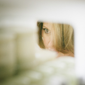 fotografo stile reportage, la sposa controlla l’ acconciatura allo specchio