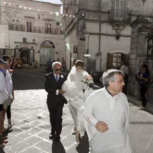 la sposa ed il padre guidati dal sacerdote per le strade di Monte Sant’ Angelo (Foggia)