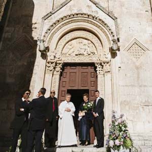 fotografo di matrimonio in Puglia: l’ ingresso di Santa Maria Maggiore a Monte Sant’ Angelo, lo sposo attende la sposa