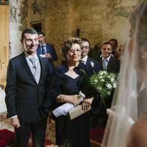 l’ attesa della sposa all’ altare, lo sposo accompagnato dalla madre