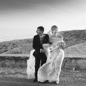 Fotografo matrimonio stile reportage, la sposa soccorsa dal marito urla dal vento che le strappa il velo