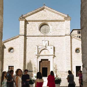 l’ ingresso dell’ abbazia di Farfa (Rieti) un momento del reportage fotografico di nozze