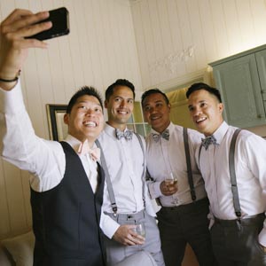 selfie dello sposo e bestmen , i testimoni amici per la pelle