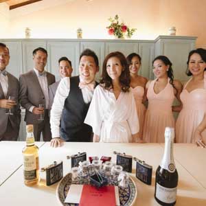 foto di gruppo con sposi, testimoni ed accessori prima di andare alla celebrazione delle nozze 