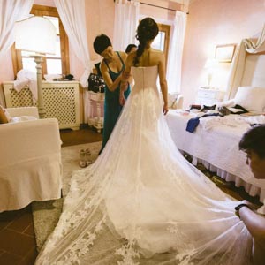 abito sposa durante la vestizione