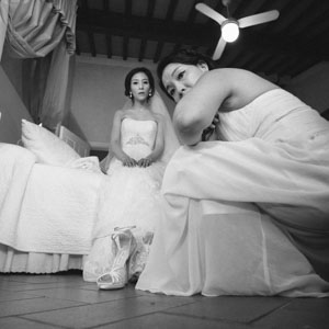 reportage di matrimonio durante la vestizione della sposa