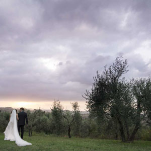 coppia di sposi nella campagna del Chianti fiorentino in Toscana dopo la celebrazione del matrimonio