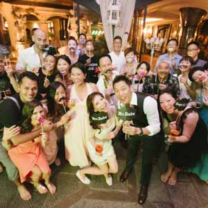 foto di gruppo matrimonio cinese in toscana a fine ricevimento