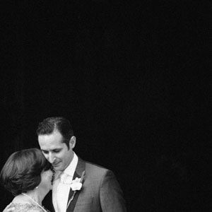 abbraccio commosso della madre con lo sposo all’ arrivo della sposa in chiesa, lago Maggiore