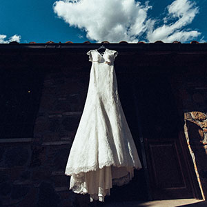 immagine abito da sposa con sfondo cielo azzurro e nuvole bianche presso la tenuta di Ripolo