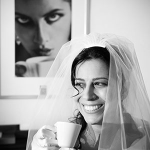 foto sposa che prende il caffe’