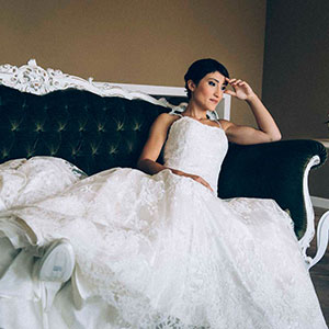 immagine di sposa in relax su divano con bouquet, foto di matrimonio a Pizzo Calabro, Vibo Valentia