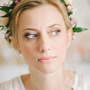 ritratto di bellezza, fotografia di alessandro zingone: sposa con ghirlanda di fiori 