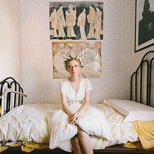 ritratto POP sposa, posa informale umoristica della sposa sul letto.