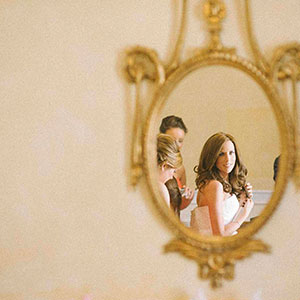 fotografia di sposa riflessa allo specchio con cornice dorata, hotel Quirinale a Roma