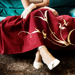 immagine sposa in rosso con dettagli scarpe e guanti
