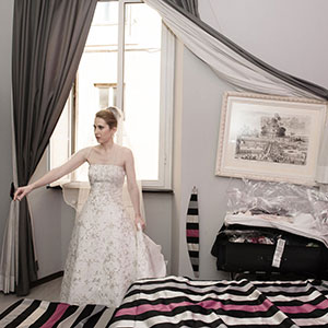 immagine della sposa mentre si prepara con  la stanza in subbuglio