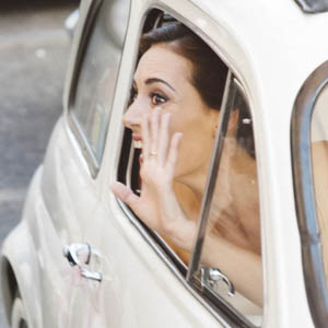 fotografia spontanea della sposa nella 500 FIAT