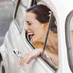 immagine naturale della sposa nella FIAT 500