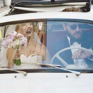reportage di matrimonio a Roma lo sposo controlla quanto ritardo hanno per la cerimonia senza sapere che ...