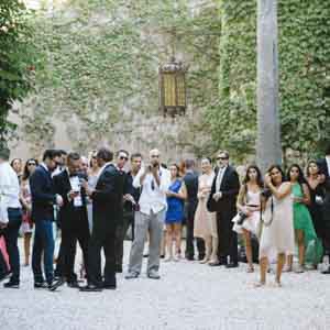 gli invitati al matrimonio aspettano gli sposi davanti alla piccola cappella del castello a Santa Marinella