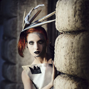 modella Nina Redgirl con abiti in carta di HandiShpoolka Calcata al palazzo Ruspoli di Cerveteri (foto di Alessandro Zingone)