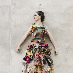 fotografia di donna che indossa un abito in materiale riciclato di HandiShpoolka Calcata  (foto di Alessandro Zingone)