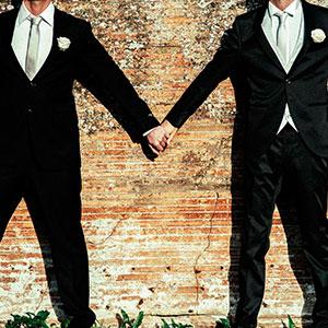 matrimonio gay a Roma dettaglio vestiti sulla via Appia