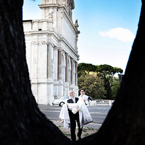 fotografia con inquadratura insolita degli sposi presso la fontana dell’ acqua Paola sopra la chiesa di San Pietro in Montorio a Roma