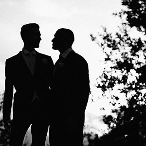 same sex wedding photography in italy, sposi in silhouette sulla via Appia a Roma