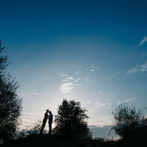 silhouette sposi con sfondo del cielo azzurro