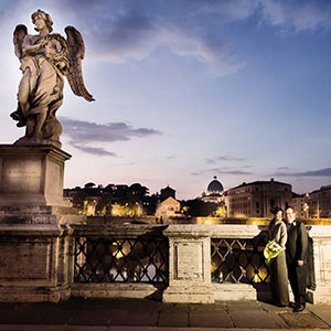 matrimonio coppia di sposi francesi a ponte degli angeli con San Pietro alle spalle