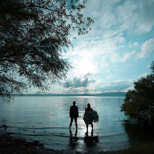 Tenuta di Polline silhouette degli sposi nel lago di Bracciano