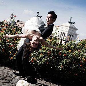 foto di matrimoni a Roma: matrimonio sposi coreani con l’ altare della patria sullo sfondo