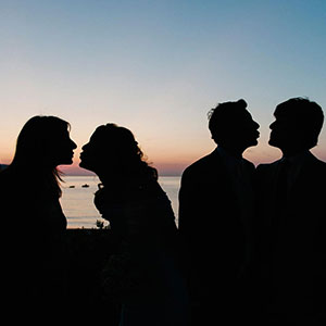 silhouette fotografica con mare sullo sfondo al tramonto sull’ isola d’ Elba sposi e testimoni
