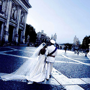 immagine classica piazza del Campidoglio con gli sposi, viraggio blu e desaturazione