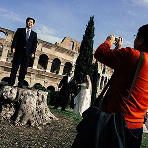 Reportage di matrimonio per una coppia di sposi americani con turisti giapponesi con lo sfondo del Colosseo