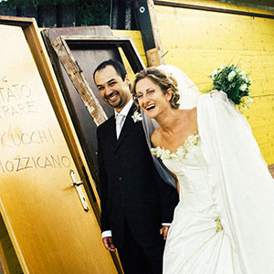 fotografie naturali di matrimoni a Roma, sposi immersi nel giallo