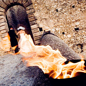 castello Orsini di Nerola la fiamma si fonde con il vestito della sposa